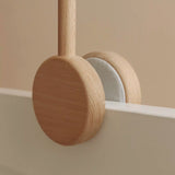 Houten muziekmobiel arm vast