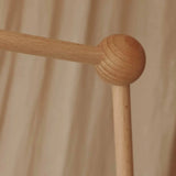 Houten muziekmobiel arm vast