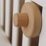 Houten muziekmobiel arm vast