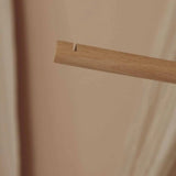 Houten muziekmobiel arm vast